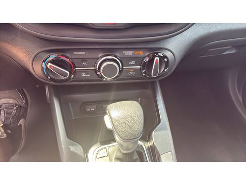Used 2025 Kia Soul LX w/ LX Technology Package FWD image 16