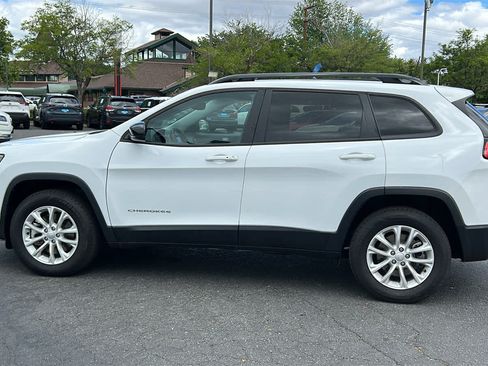 Used 2022 Jeep Cherokee Latitude Lux w/ Mopar Interior Package AWD/4WD image 8