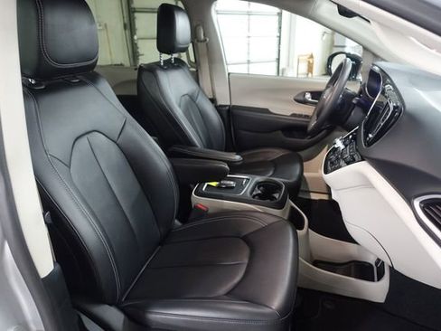 Used 2024 Chrysler Pacifica Touring-L image 26