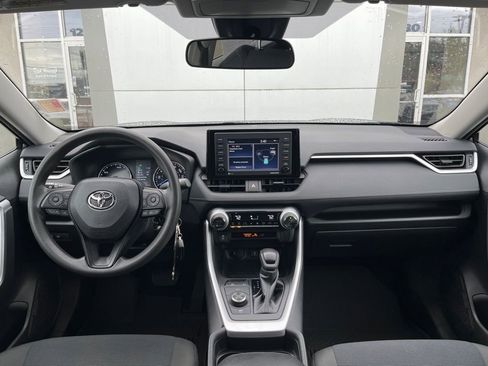 Used 2021 Toyota RAV4 LE image 17