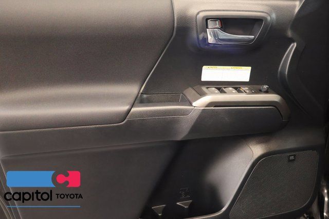 Used 2019 Toyota Tacoma TRD Off-Road w/ TRD Premium Off Road Package AWD/4WD image 10