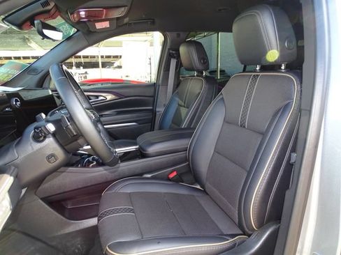 Used 2025 Chevrolet Traverse High Country AWD/4WD image 8