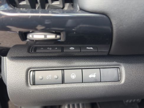 Used 2025 Nissan Pathfinder SV AWD/4WD image 17