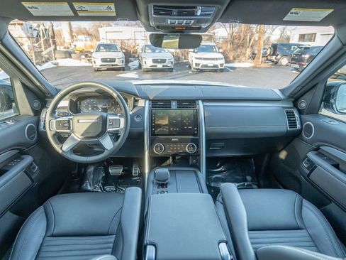 Certified 2024 Land Rover Discovery Dynamic SE image 18