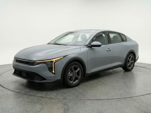 Used 2025 Kia K4 LXS image 3