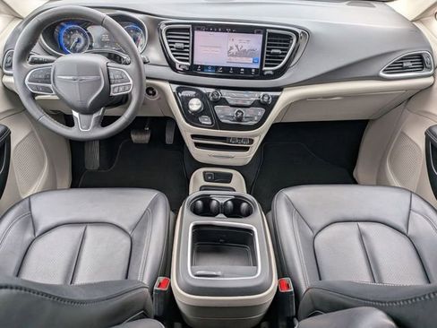 Certified 2024 Chrysler Pacifica Touring-L image 27