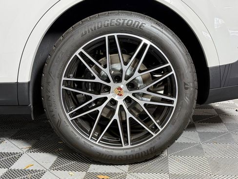 Certified 2025 Porsche Cayenne image 12