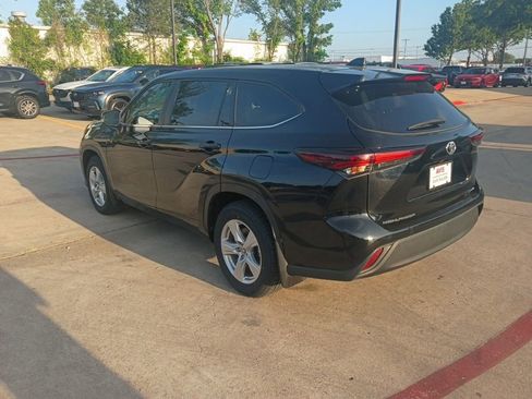 Used 2024 Toyota Highlander LE image 12