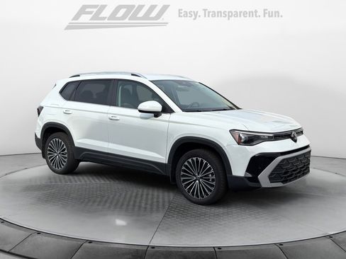 Certified 2025 Volkswagen Taos SE image 1