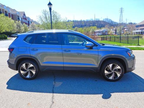 Used 2025 Volkswagen Taos SE image 9