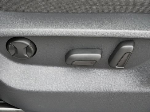 Used 2018 Volkswagen Tiguan SE w/ Panoramic Sunroof Package image 21