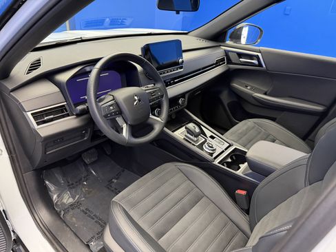 Used 2024 Mitsubishi Outlander SE Black Edition AWD/4WD image 11