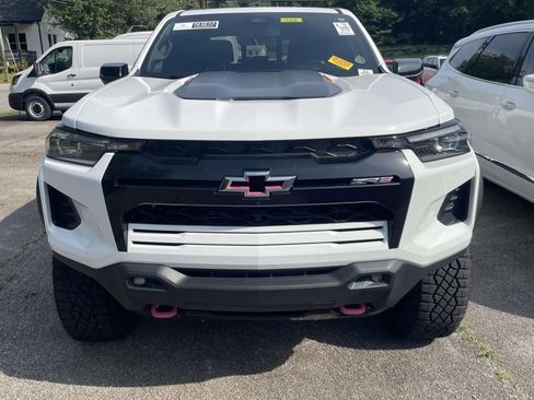 Used 2025 Chevrolet Colorado ZR2 w/ Technology Package AWD/4WD image 2