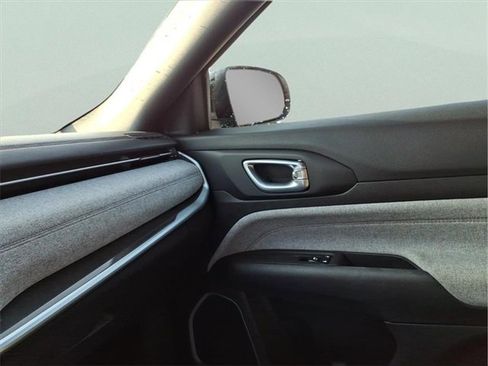 Used 2023 Jeep Compass Latitude image 20