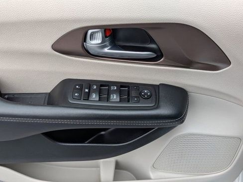 Used 2023 Chrysler Voyager LX FWD image 19