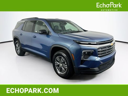Used 2026 Chevrolet Traverse LT FWD image 1