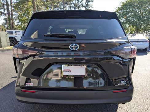 Certified 2024 Toyota Sienna XLE FWD image 6