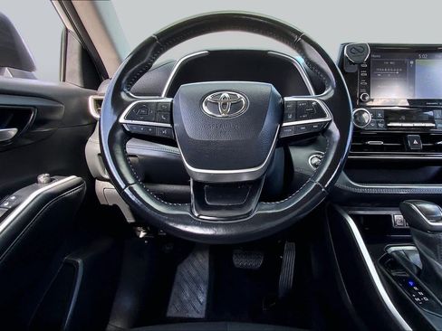 Used 2022 Toyota Highlander XLE AWD/4WD image 6