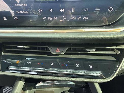 Certified 2025 Buick Envision Avenir image 21