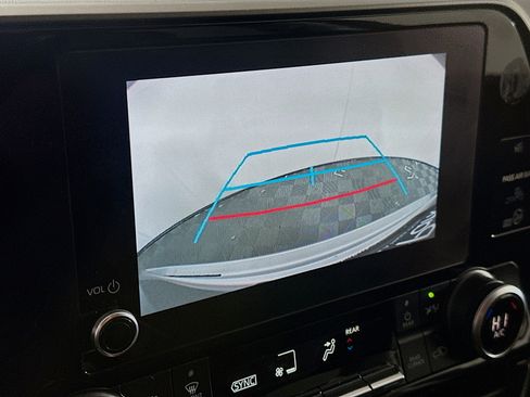 Used 2023 Toyota Highlander LE image 23