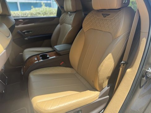 Used 2018 Bentley Bentayga image 22
