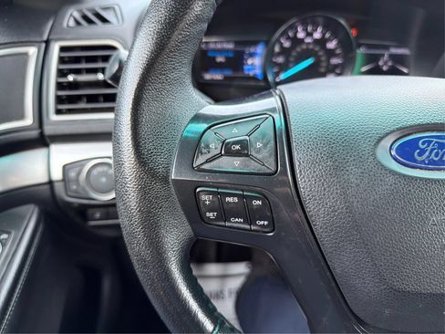 Used 2017 Ford Explorer XLT w/ Equipment Group 202A AWD/4WD image 29