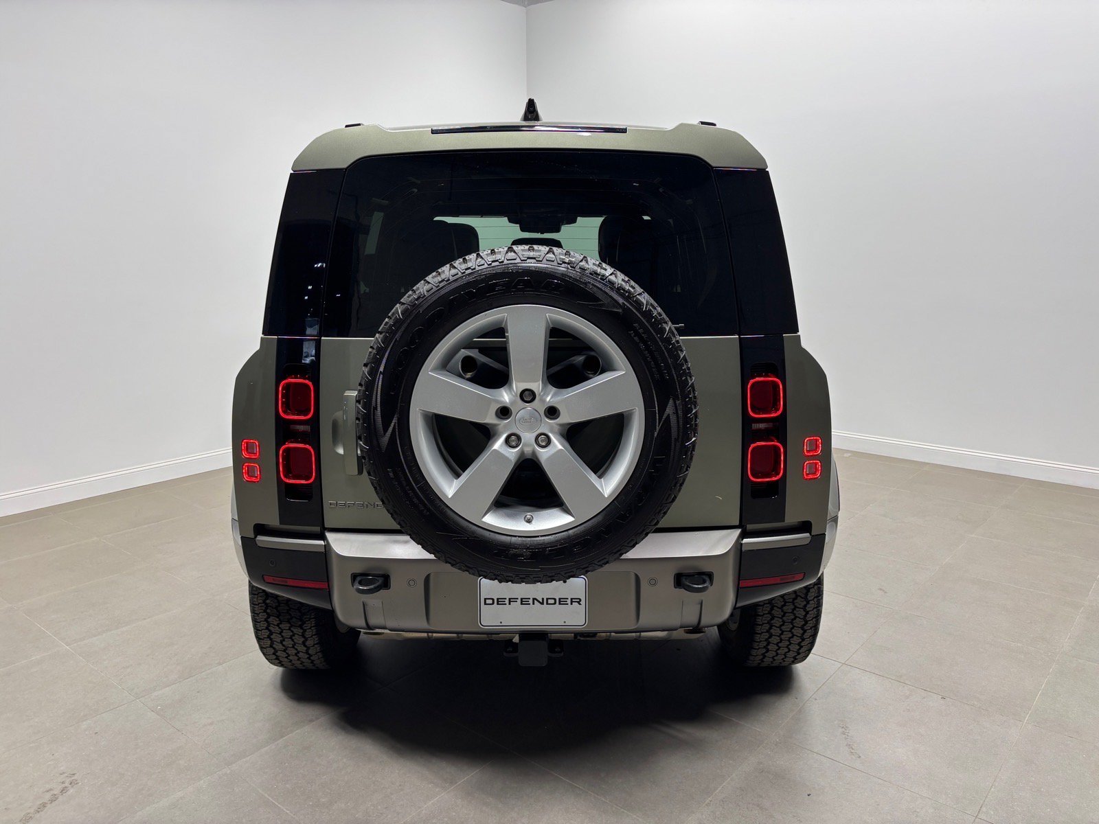 New 2025 Land Rover Defender 110 X-Dynamic SE AWD/4WD image 8