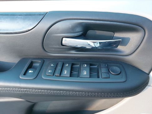 Used 2014 Dodge Grand Caravan SXT w/ Rear Park Assist Package image 30