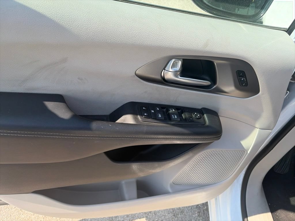 Used 2024 Chrysler Pacifica Touring-L FWD image 16