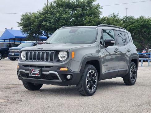 Used 2023 Jeep Renegade Latitude AWD/4WD image 3