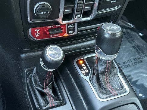 Used 2021 Jeep Wrangler Unlimited Rubicon w/ Cold Weather Group AWD/4WD image 24