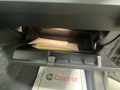 Used 2025 Volvo XC40 B5 Core image 29