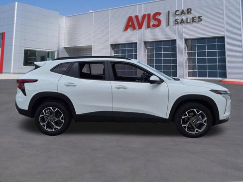 Used 2025 Chevrolet Trax LT w/ LT Convenience Package FWD image 5