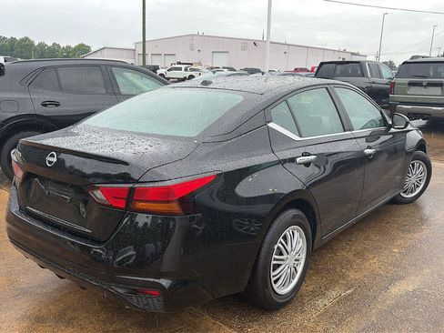 Used 2025 Nissan Altima 2.5 S FWD image 2