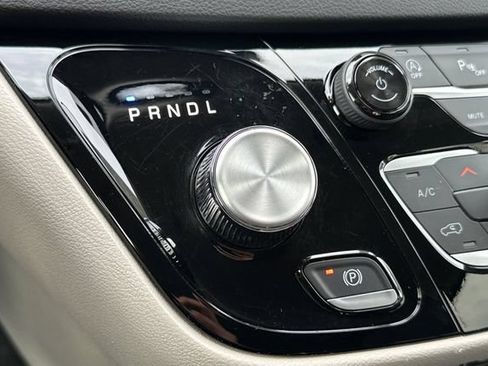 Certified 2024 Chrysler Pacifica Touring-L FWD image 5