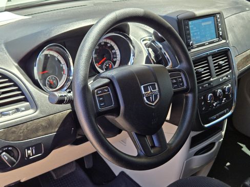 Used 2019 Dodge Grand Caravan SE w/ UConnect Hands-Free Group FWD image 15