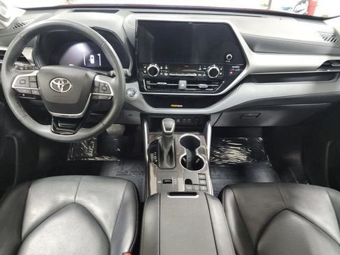 Used 2023 Toyota Highlander Platinum image 2