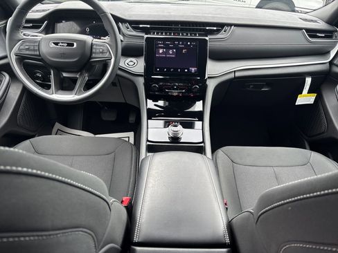 Used 2025 Jeep Grand Cherokee Laredo X w/ Luxury Tech Group I AWD/4WD image 18