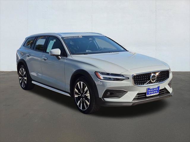 Certified 2025 Volvo V60 B5 Cross Country Ultra AWD/4WD image 3