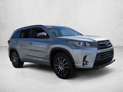 Used 2017 Toyota Highlander SE image 3