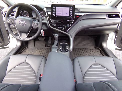 Used 2022 Toyota Camry SE image 11