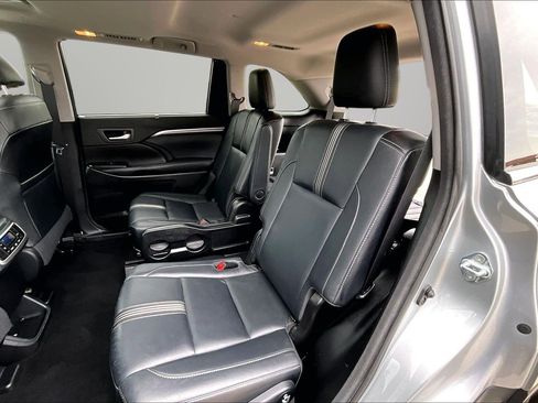 Used 2017 Toyota Highlander SE AWD/4WD image 18