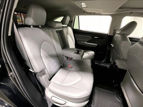 Used 2022 Toyota Highlander XLE AWD/4WD image 27