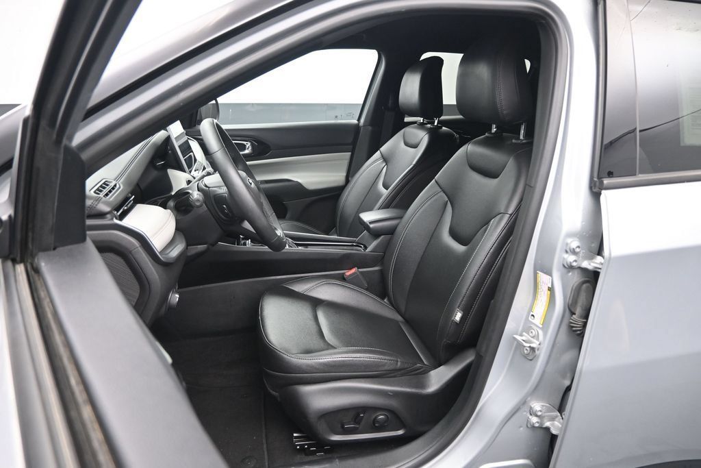 Used 2025 Jeep Compass Limited AWD/4WD image 21