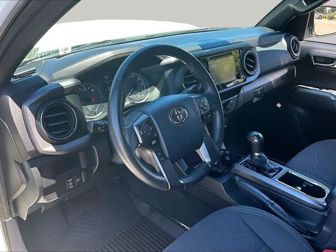 Certified 2019 Toyota Tacoma TRD Off-Road AWD/4WD image 17