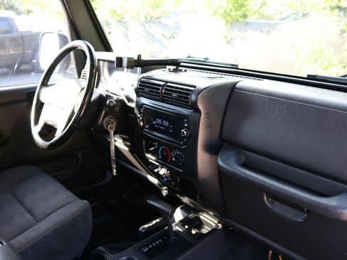 Used 2004 Jeep Wrangler Rubicon w/ Dual Top Group AWD/4WD image 17