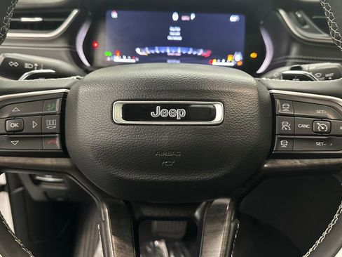 Used 2023 Jeep Grand Cherokee Limited w/ Black Appearance Package AWD/4WD image 15