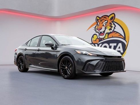 Used 2026 Toyota Camry SE image 3