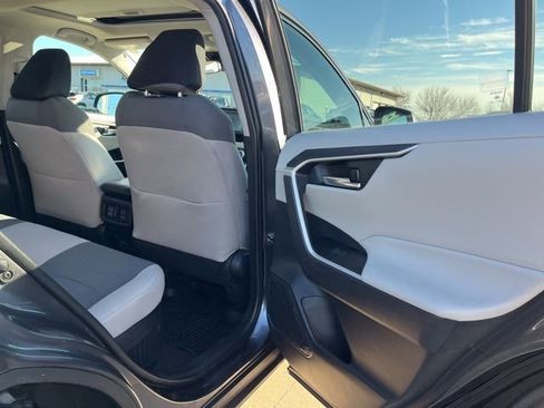 Used 2022 Toyota RAV4 XLE w/ Convenience Package image 18