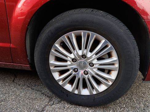 Used 2015 Chrysler Town & Country Limited image 12